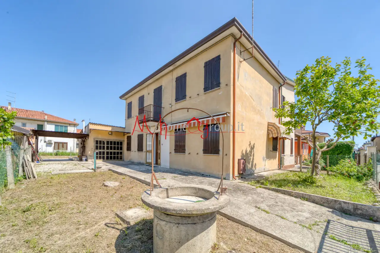 CASA ACCOSTATA CON GIARDINO