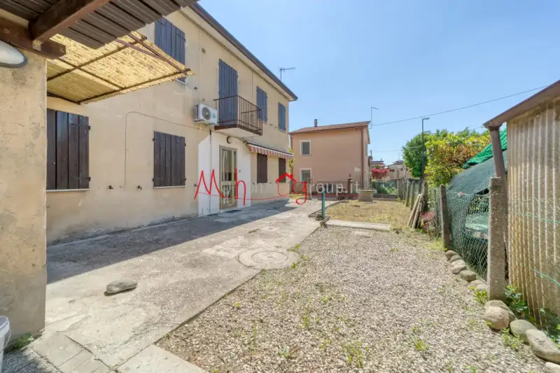 CASA ACCOSTATA CON GIARDINO