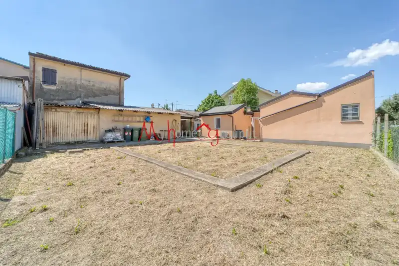 CASA ACCOSTATA CON GIARDINO