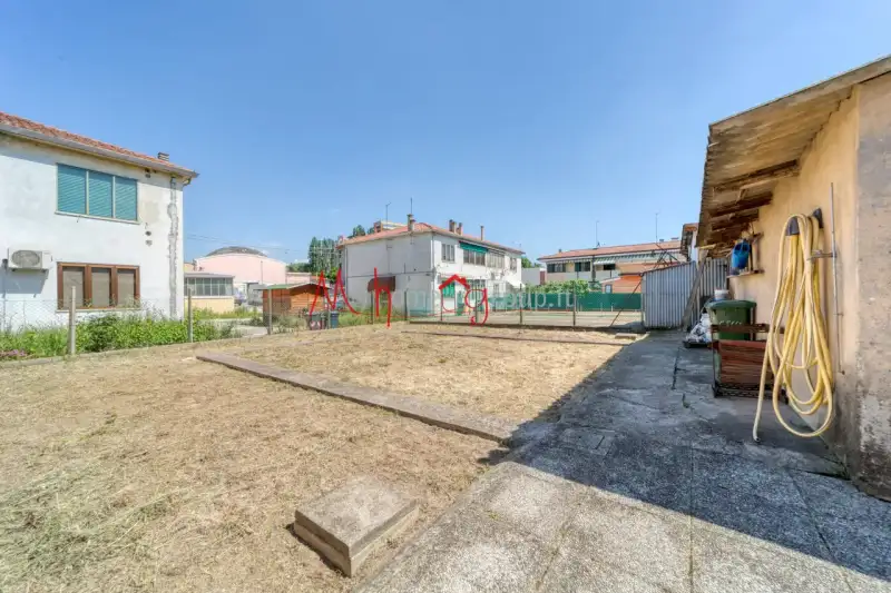CASA ACCOSTATA CON GIARDINO