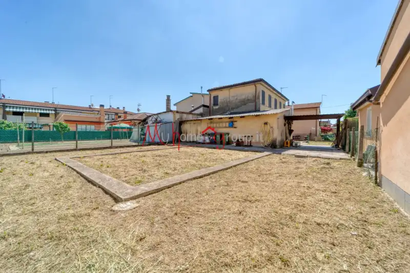 CASA ACCOSTATA CON GIARDINO
