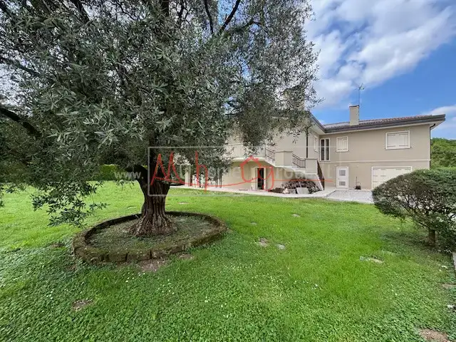 LIBERA VILLA CON 5000 MQ. DI GIARDINO