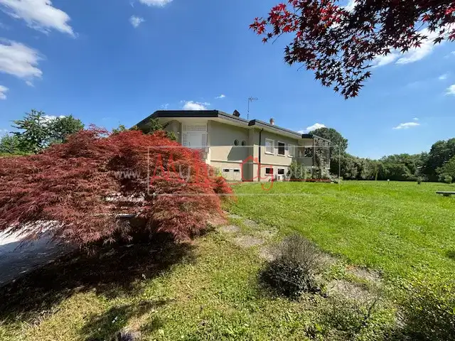 LIBERA VILLA CON 5000 MQ. DI GIARDINO