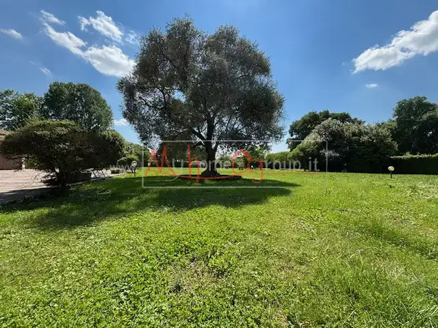 LIBERA VILLA CON 5000 MQ. DI GIARDINO
