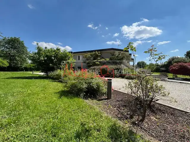 LIBERA VILLA CON 5000 MQ. DI GIARDINO