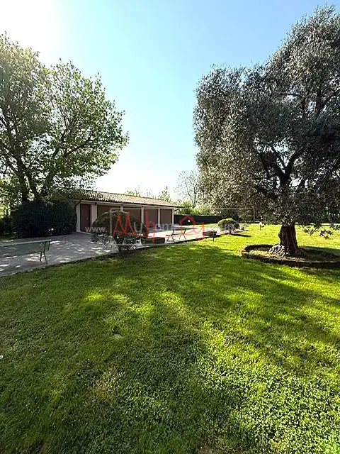LIBERA VILLA CON 5000 MQ. DI GIARDINO