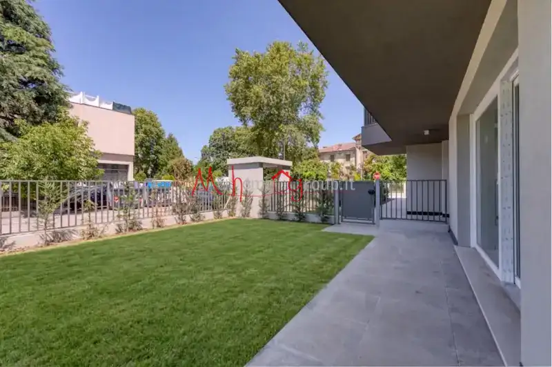 NUOVO CON GIARDINO DI 400 MQ.