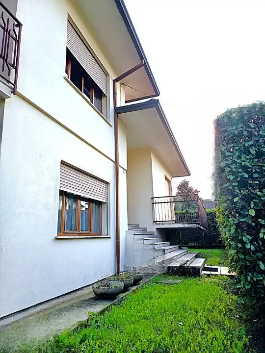 CASA SINGOLA CON 800 MQ. DI GIARDINO