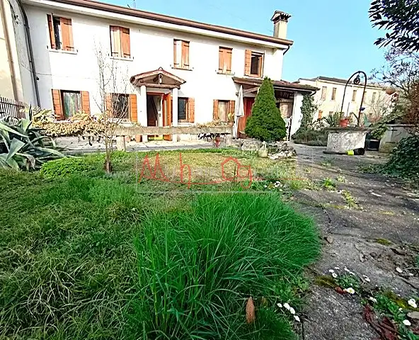 CASA ACCOSTATA CON AMPIO GIARDINO