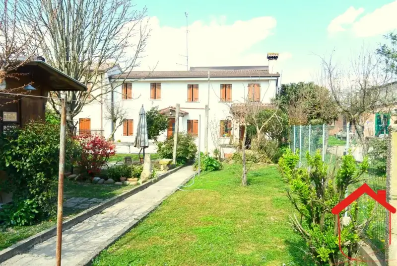 CASA ACCOSTATA CON AMPIO GIARDINO