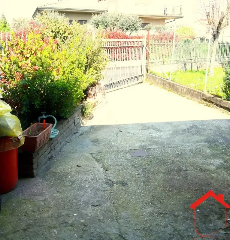 CASA ACCOSTATA CON AMPIO GIARDINO