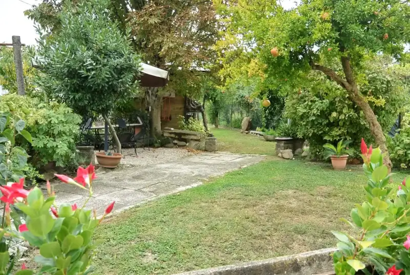 CASA ACCOSTATA CON AMPIO GIARDINO