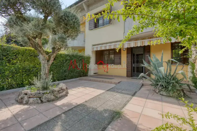 Villetta a Schiera con Giardino Doppio e Tecnologie Green