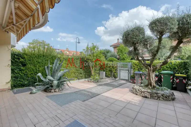 Villetta a Schiera con Giardino Doppio e Tecnologie Green