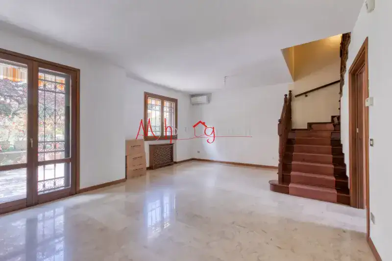 Villetta a Schiera con Giardino Doppio e Tecnologie Green