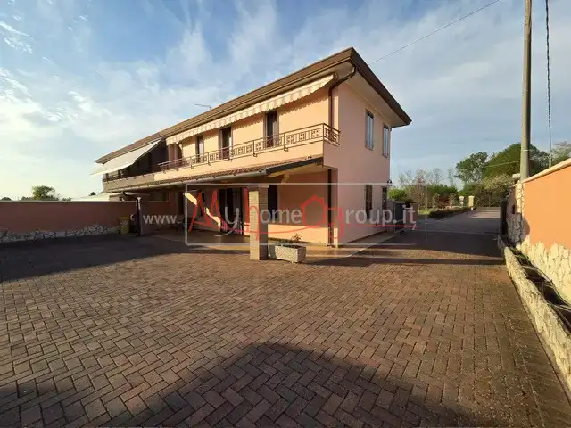 PORZIONE DI CASA CON 600 MQ. DI GIARDINO