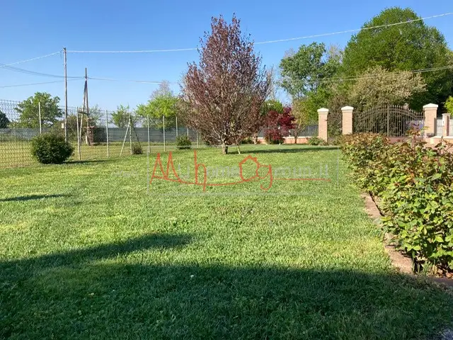 PORZIONE DI CASA CON 600 MQ. DI GIARDINO