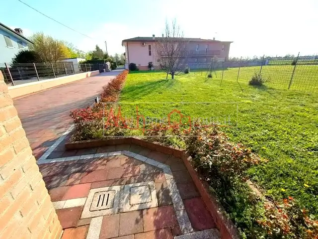 PORZIONE DI CASA CON 600 MQ. DI GIARDINO