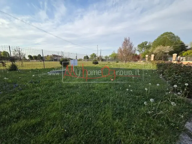 PORZIONE DI CASA CON 600 MQ. DI GIARDINO