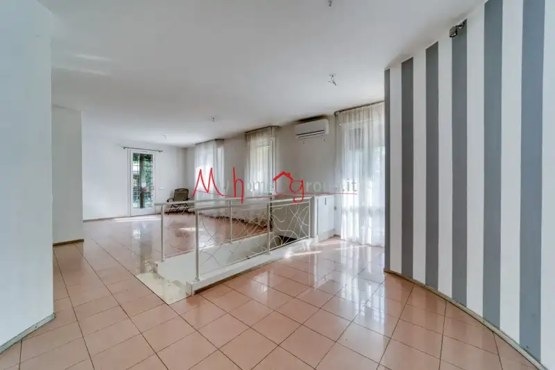 APPARTAMENTO CON GIARDINO ESCLUSIVO DI 650 MQ