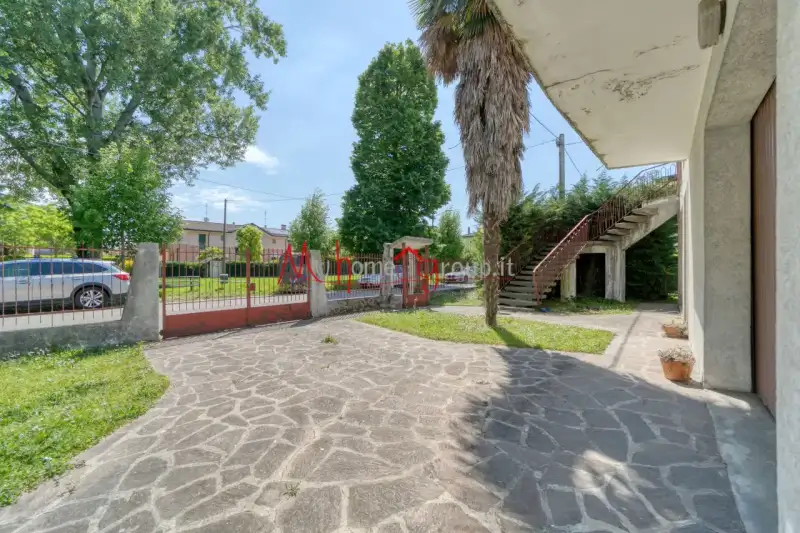 SINGLE HOUSE TO RENOVATE