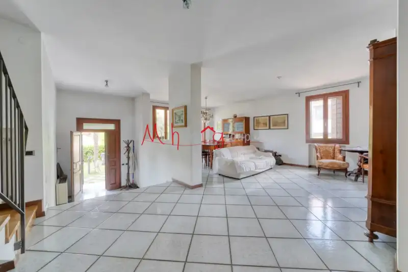 BIFAMILIARE INTERA CON GIARDINO