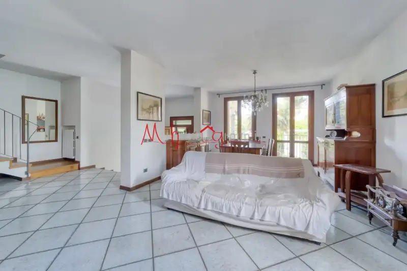 BIFAMILIARE INTERA CON GIARDINO