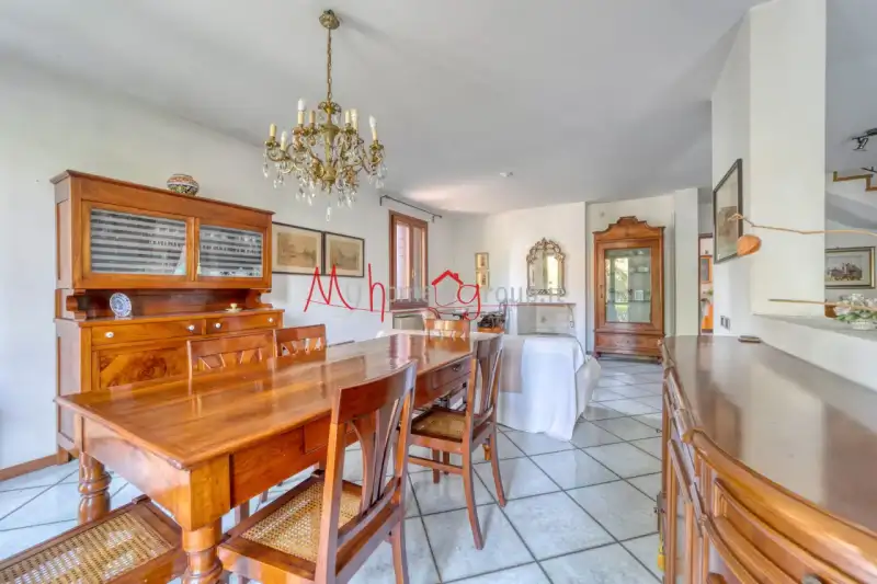 BIFAMILIARE INTERA CON GIARDINO