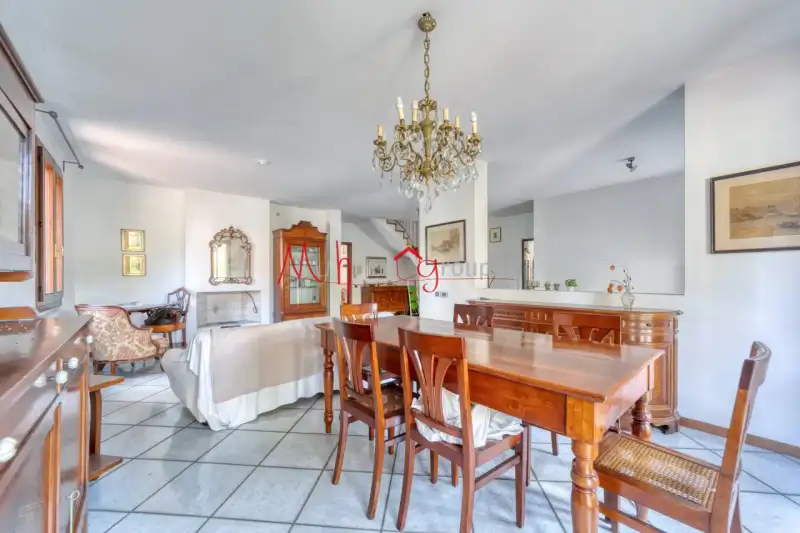 BIFAMILIARE INTERA CON GIARDINO