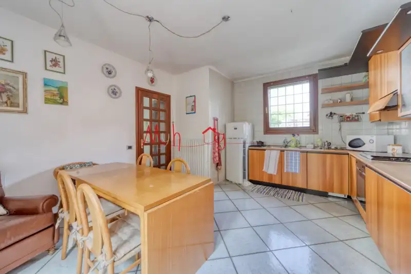 BIFAMILIARE INTERA CON GIARDINO