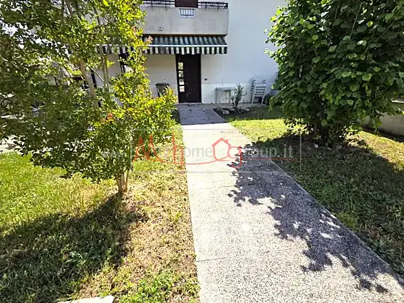 PORZIONE DI BIFAMILIARE CON AMPIO GIARDINO