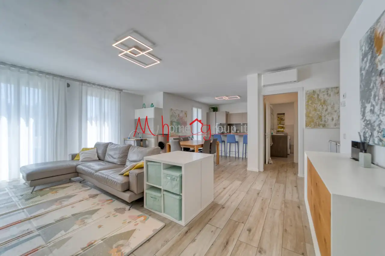 BRIGHT TOP FLOOR WITH 4 TERRACES