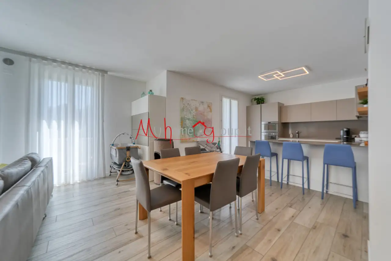BRIGHT TOP FLOOR WITH 4 TERRACES