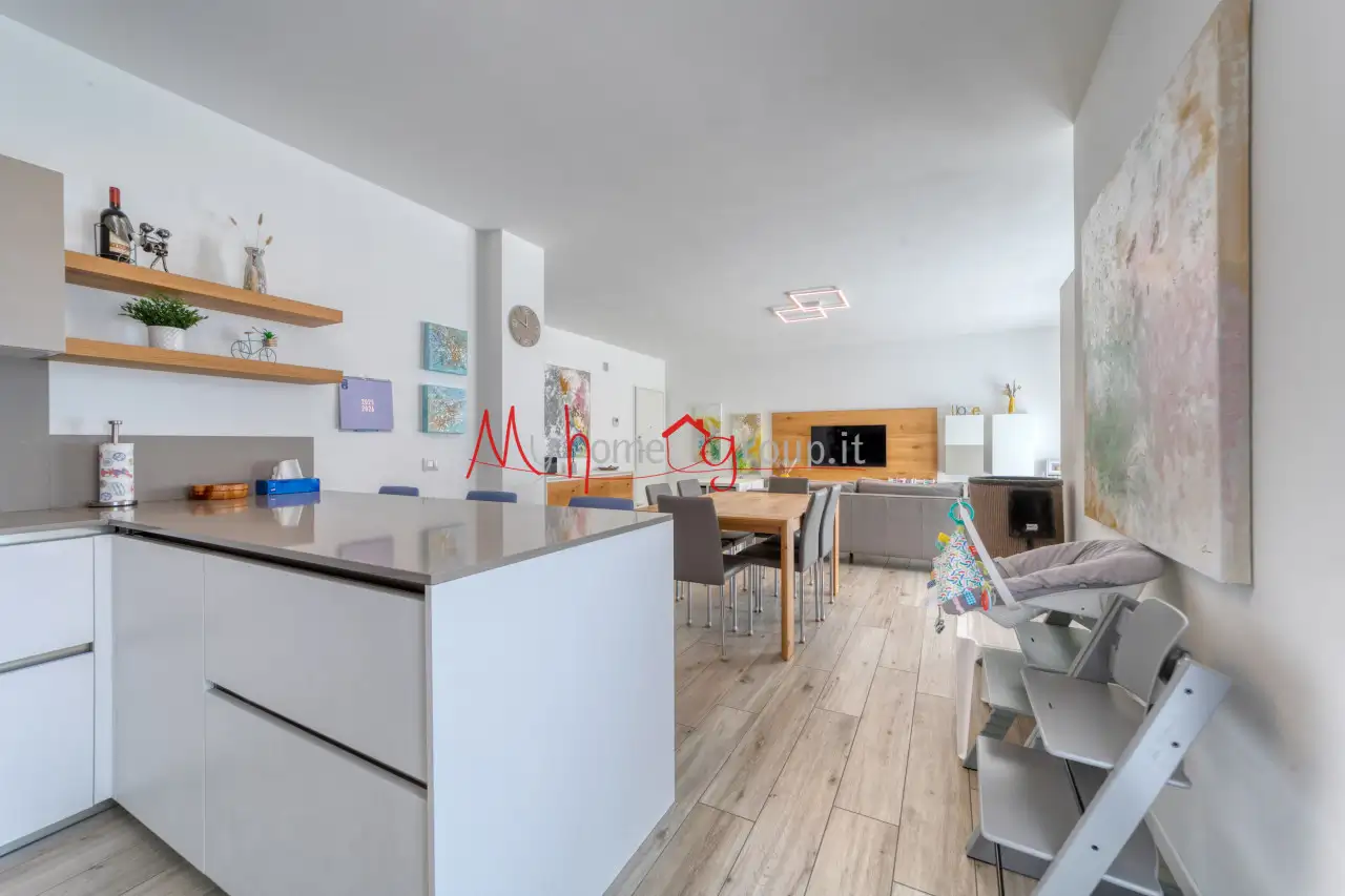 BRIGHT TOP FLOOR WITH 4 TERRACES