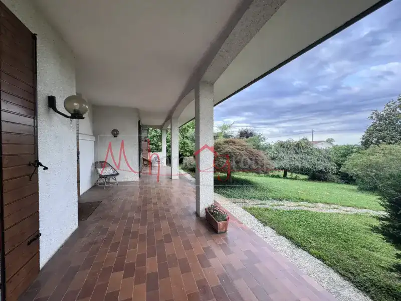 VILLA SINGOLA CON 4400 MQ DI GIARDINO