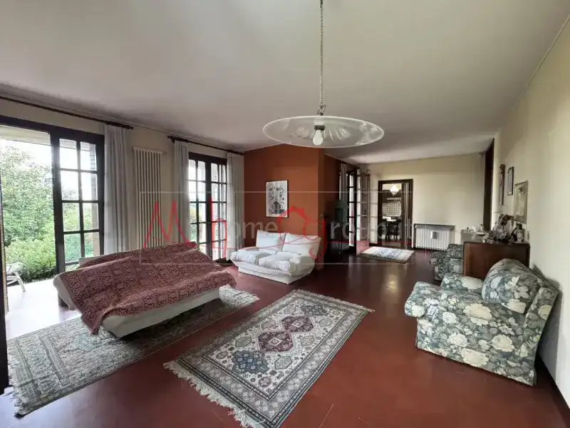 VILLA SINGOLA CON 4400 MQ DI GIARDINO