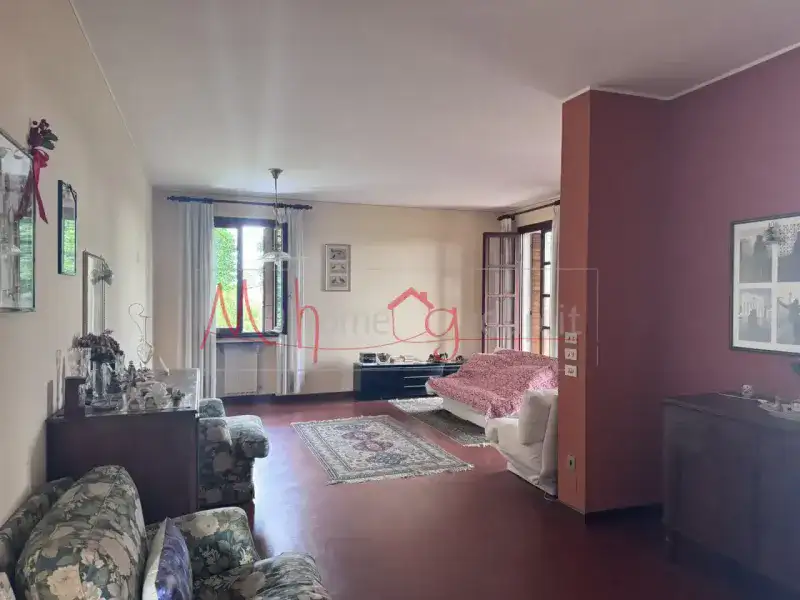 VILLA SINGOLA CON 4400 MQ DI GIARDINO