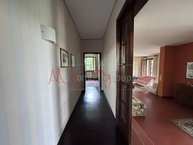 VILLA SINGOLA CON 4400 MQ DI GIARDINO