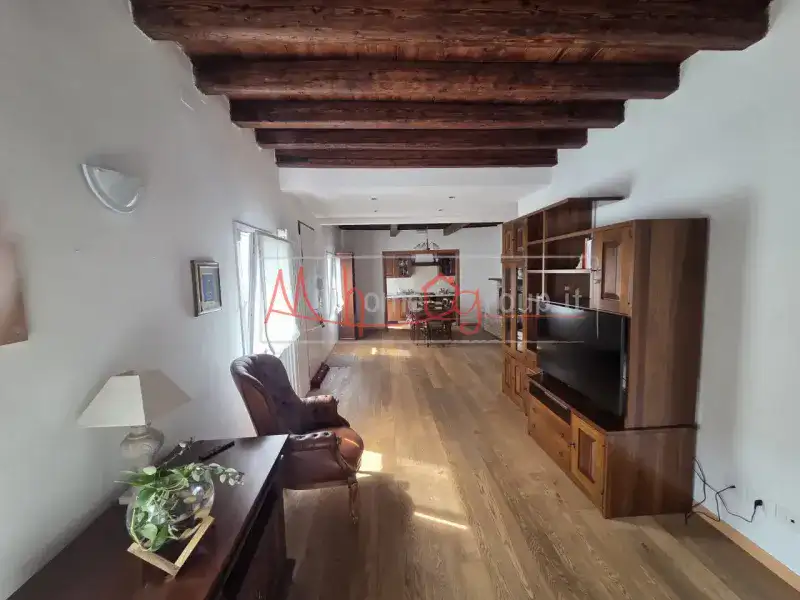 APPARTAMENTO CON INGRESSO INDIPENDENTE