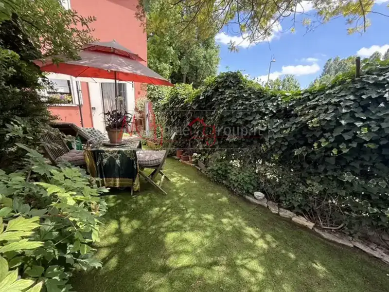 Casa indipendente con giardino, dependance e parcheggio privato
