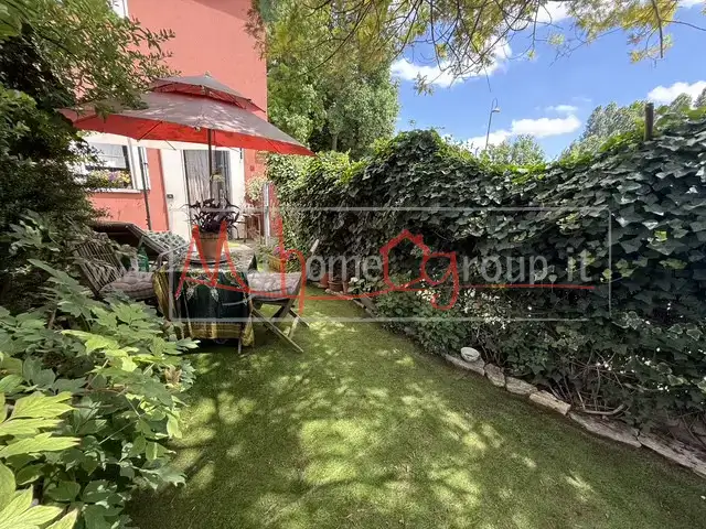 Casa indipendente con giardino, dependance e parcheggio privato