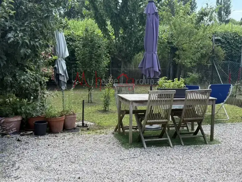 Casa indipendente con giardino, dependance e parcheggio privato