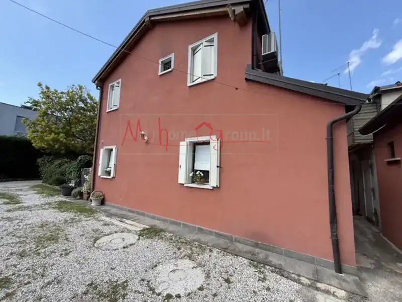 Casa indipendente con giardino, dependance e parcheggio privato