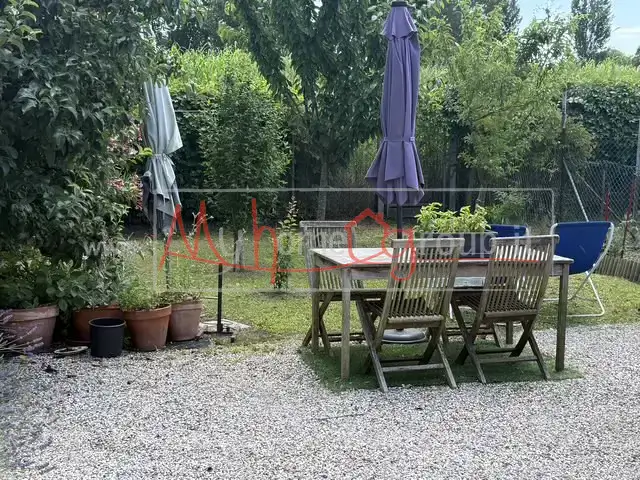 Casa indipendente con giardino, dependance e parcheggio privato