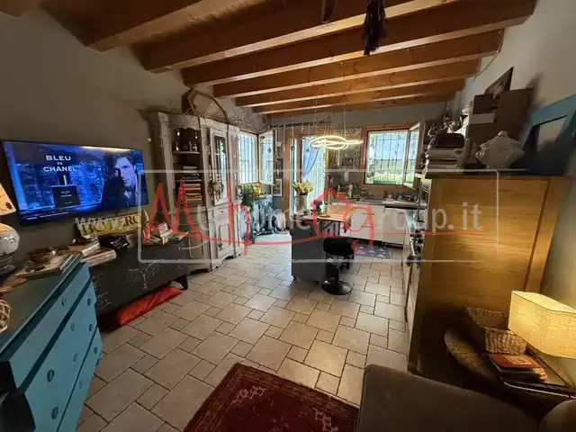 Casa indipendente con giardino, dependance e parcheggio privato