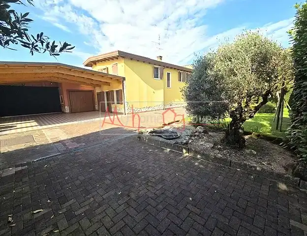 CASA SINGOLA CON 2500 MQ DI GIARDINO