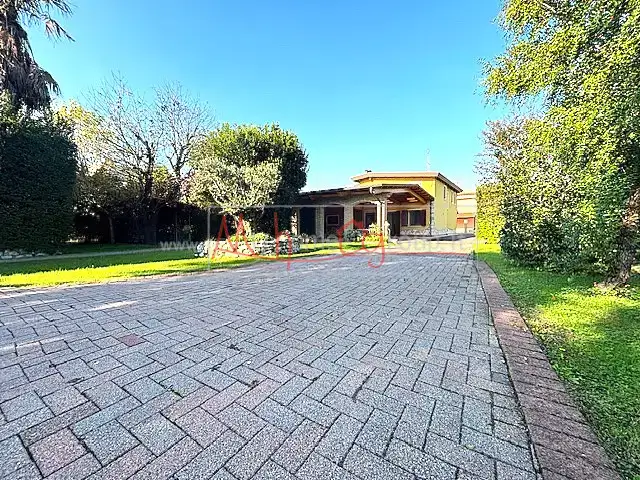 CASA SINGOLA CON 2500 MQ DI GIARDINO