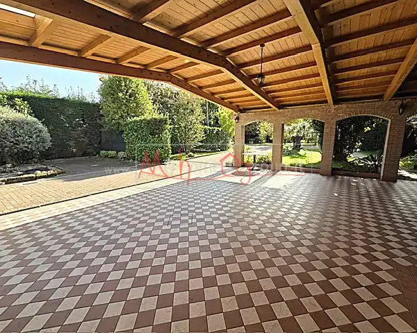 CASA SINGOLA CON 2500 MQ DI GIARDINO