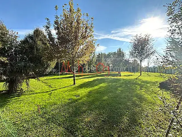 CASA SINGOLA CON 2500 MQ DI GIARDINO