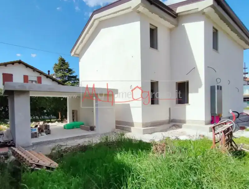 PORZIONE DI BIFAMILIARE  AL GREZZO
